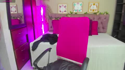 Snapshot of lia_keen chatting on 11/20/25, 08:30 lia online show from 11/20/25, 08:30