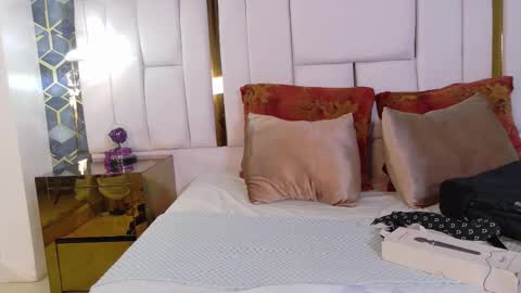 lia_mariana online show from 10/15/25, 02:50