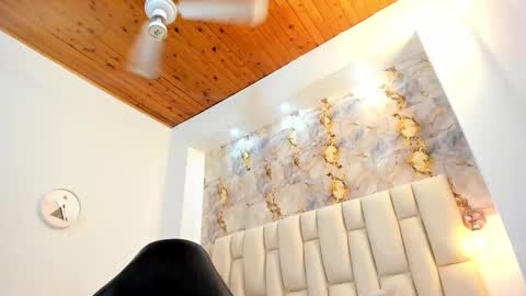 lia_mariana online show from 12/16/25, 06:24