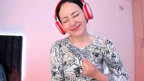 Snapshot of lia_queen610 chatting on 01/18/25, 11:55 Little Queen Lia  online show from 01/18/25, 11:55