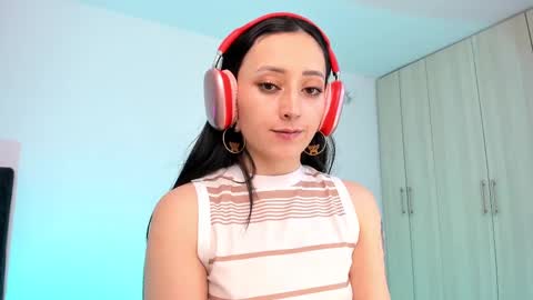 Snapshot of lia_queen610 chatting on 02/16/25, 07:38 Little Queen Lia  online show from 02/16/25, 07:38
