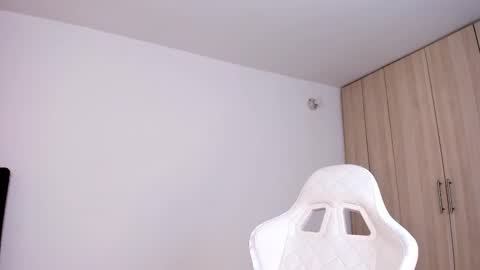 Snapshot of lia_queen610 chatting on 02/19/25, 11:57 Little Queen Lia  online show from 02/19/25, 11:57