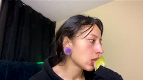 Snapshot of lia_queen610 chatting on 02/11/26, 11:32 Little Queen Lia online show from 02/11/26, 11:32