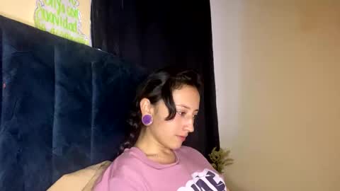 Snapshot of lia_queen610 chatting on 02/16/26, 11:01 Little Queen Lia online show from 02/16/26, 11:01