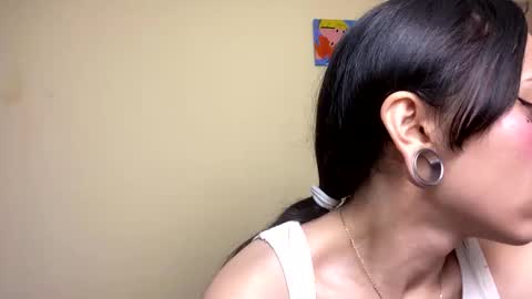 Snapshot of lia_queen610 chatting on 02/20/26, 11:27 Little Queen Lia online show from 02/20/26, 11:27