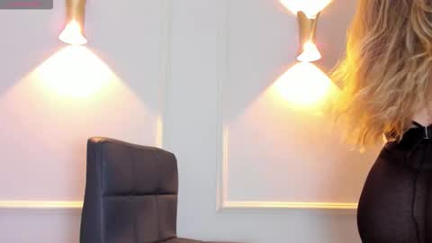 Snapshot of lia_walton__ chatting on 12/01/25, 12:21 liz walton online show from 12/01/25, 12:21