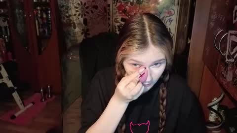 liaaa_li online show from 10/21/25, 08:20