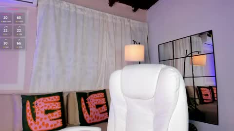 Snapshot of liaamoon_ chatting on 05/14/26, 12:23 Lia online show from 05/14/26, 12:23
