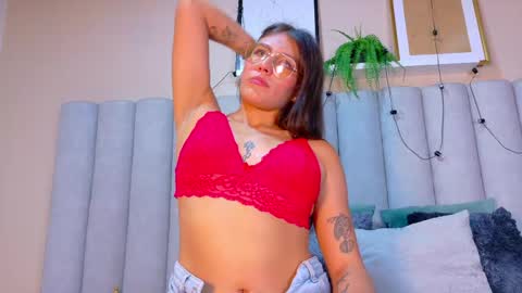 Snapshot of liaamoretti__ chatting on 04/27/26, 02:42 L I A online show from 04/27/26, 02:42