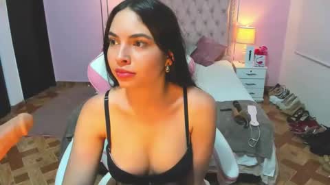 Snapshot of liahjhons chatting on 03/11/25, 05:27 Liah online show from 03/11/25, 05:27