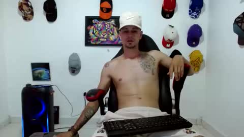 Snapshot of liam_andres12 chatting on 05/15/26, 09:44 Andres online show from 05/15/26, 09:44