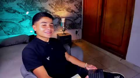 Snapshot of liam_dustin chatting on 05/19/26, 09:43 Liam online show from 05/19/26, 09:43
