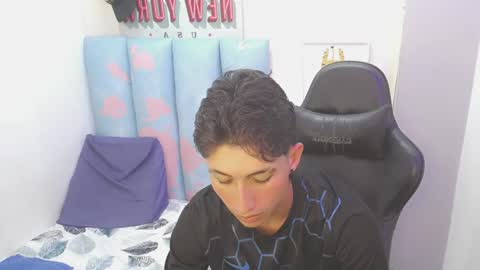 Snapshot of liam_play chatting on 05/26/26, 02:35 LIAM online show from 05/26/26, 02:35