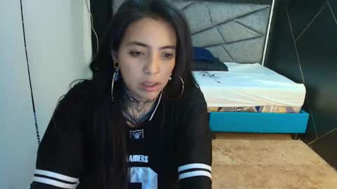 Snapshot of liamonroee_ chatting on 11/19/25, 11:43 L I A M O N R O E online show from 11/19/25, 11:43