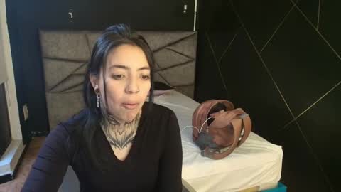 Snapshot of liamonroee_ chatting on 11/27/25, 12:18 L I A M O N R O E online show from 11/27/25, 12:18