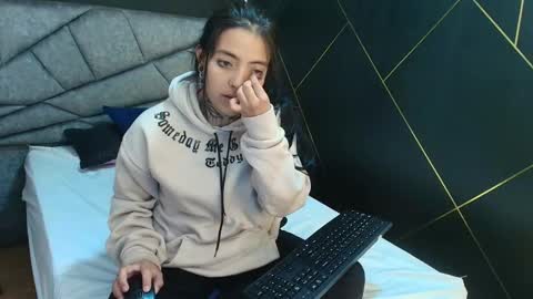 Snapshot of liamonroee_ chatting on 12/01/25, 11:48 L I A M O N R O E online show from 12/01/25, 11:48