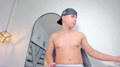 lianfox_ online show from 12/22/25, 01:30