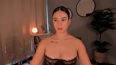 Lia online show from 10/08/25, 12:25