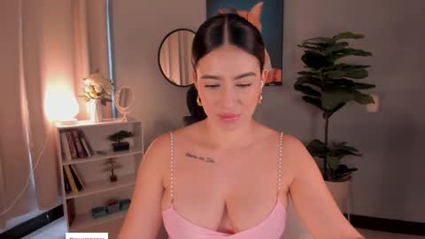 Lia online show from 11/11/25, 12:16