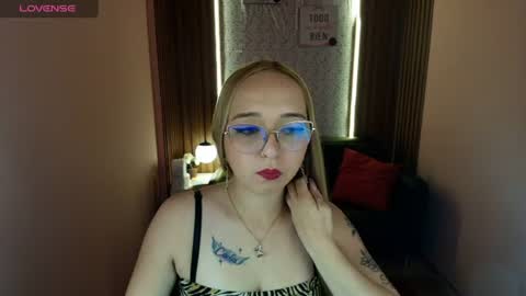 Lia Roberts online show from 06/17/26, 01:56