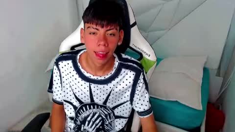 Snapshot of liarr_ chatting on 04/17/26, 08:23 LIAR online show from 04/17/26, 08:23