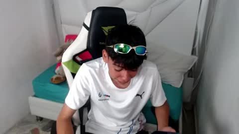 Snapshot of liarr_ chatting on 04/21/26, 03:35 LIAR online show from 04/21/26, 03:35