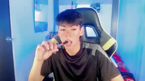 Snapshot of liarr_ chatting on 05/15/26, 11:23 LIAR online show from 05/15/26, 11:23