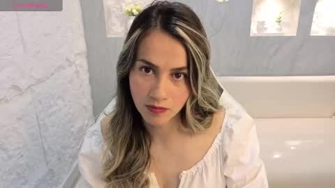 Snapshot of liat_white_tx chatting on 09/17/25, 01:02 Online 800 to 1400 online show from 09/17/25, 01:02