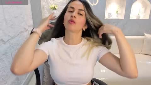 Snapshot of liat_white_tx chatting on 10/03/25, 01:41 Online 800 to 1400 online show from 10/03/25, 01:41