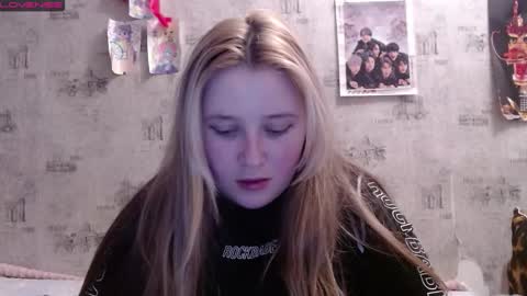 light_lunaa online show from 11/17/25, 12:44