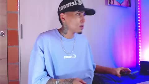 Snapshot of liiaam_lee_ chatting on 11/22/25, 04:06 Daniel online show from 11/22/25, 04:06