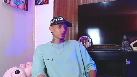 Snapshot of liiaam_lee_ chatting on 11/25/25, 03:01 Daniel online show from 11/25/25, 03:01