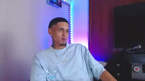 Snapshot of liiaam_lee_ chatting on 11/28/25, 03:14 Daniel online show from 11/28/25, 03:14