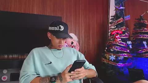 Snapshot of liiaam_lee_ chatting on 12/13/25, 07:53 Daniel online show from 12/13/25, 07:53