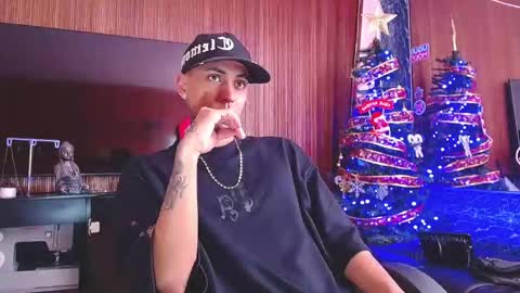 Snapshot of liiaam_lee_ chatting on 12/14/25, 08:02 Daniel online show from 12/14/25, 08:02