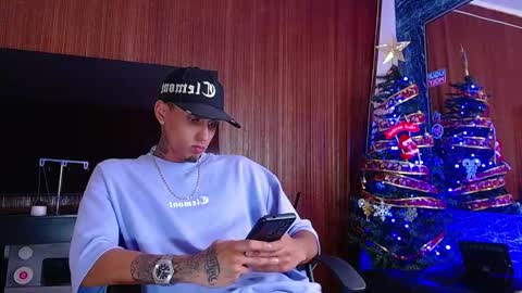 Snapshot of liiaam_lee_ chatting on 12/18/25, 05:19 Daniel online show from 12/18/25, 05:19