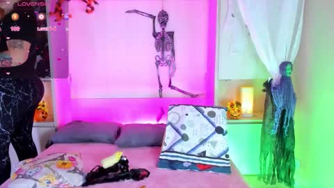 Snapshot of liiavega chatting on 10/14/25, 11:55 online show from 10/14/25, 11:55