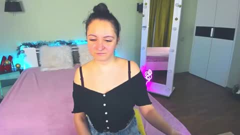 Snapshot of likaa_likaa chatting on 12/15/24, 07:02 Lika online show from 12/15/24, 07:02