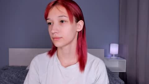 Snapshot of likalens chatting on 09/15/25, 12:49 Emi online show from 09/15/25, 12:49