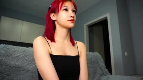 Snapshot of likalens chatting on 10/14/25, 12:17 Emi online show from 10/14/25, 12:17