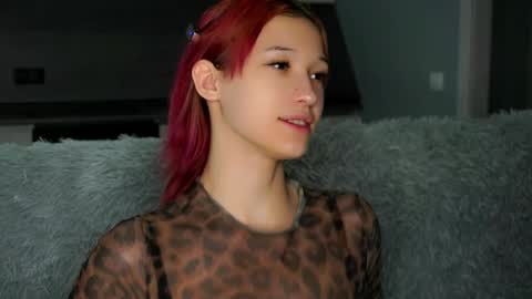 Snapshot of likalens chatting on 10/20/25, 11:21 Emi online show from 10/20/25, 11:21