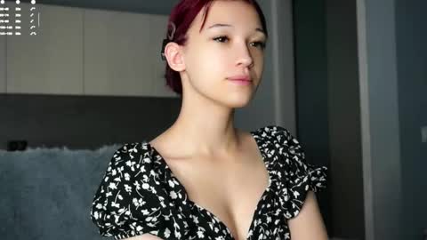 Snapshot of likalens chatting on 10/23/25, 12:04 Emi online show from 10/23/25, 12:04