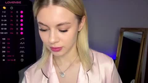 Elisa  online show from 10/15/25, 09:42