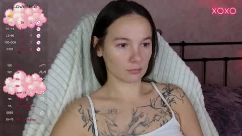 Snapshot of lil_luna_x chatting on 10/18/25, 07:36 little moon online show from 10/18/25, 07:36