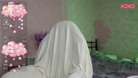 Snapshot of lil_luna_x chatting on 10/22/25, 05:08 little moon online show from 10/22/25, 05:08