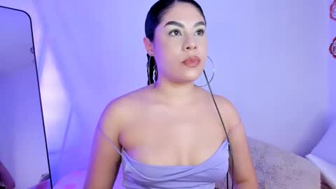 Snapshot of lil_swaay chatting on 11/08/25, 02:01 Lola online show from 11/08/25, 02:01