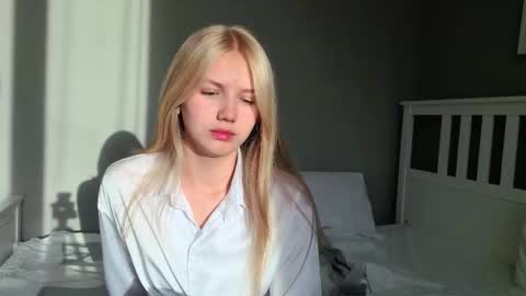 Snapshot of lil_tasty33 chatting on 10/01/25, 10:32 Emma online show from 10/01/25, 10:32