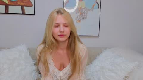 Snapshot of lil_tasty33 chatting on 11/08/25, 10:26 Emma online show from 11/08/25, 10:26