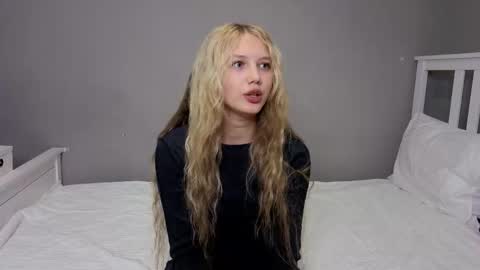 Snapshot of lil_tasty33 chatting on 11/11/25, 09:42 Emma online show from 11/11/25, 09:42