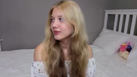 Snapshot of lil_tasty33 chatting on 11/12/25, 10:04 Emma online show from 11/12/25, 10:04